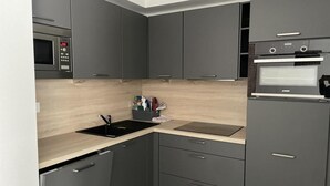 Private kitchen - 150m from ski slopes, 2nd floor, view resort, swimming pool, balcony, tv, ski locker, 56m², Gourette (Eaux-Bonnes)