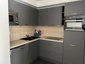 Wasserkocher mit Kaffee-/Teezubehör, Kühlschrank, Mikrowelle, Ofen