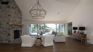 Interior - 9+ bed 7 bath cottage on Lake Muskoka (Bracebridge)