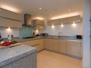 Cookware/dishes/utensils - Mid Air (St Ives)