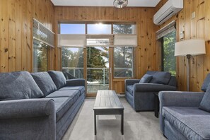 TV - 2 bed 1 bath Lodge on Port Cunnington (Dwight)