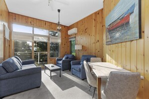 TV - 2 bed 1 bath Lodge on Port Cunnington (Dwight)