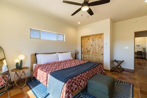 2 bedrooms, desk, iron/ironing board, WiFi - Modern Adobe, Kivas, Latillas, Fresh Open Concept (Ranchos de Taos)