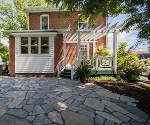 Exterior - Historic 3BR in Downtown Charlottesville - Perfect for traveling professionals! (Charlottesville)