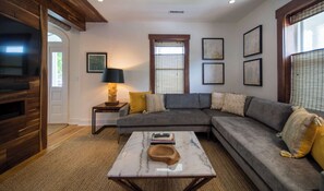 TV - Historic 3BR in Downtown Charlottesville - Perfect for traveling professionals! (Charlottesville)