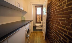 Shower, hair dryer, towels, soap - Historic 3BR in Downtown Charlottesville - Perfect for traveling professionals! (Charlottesville)