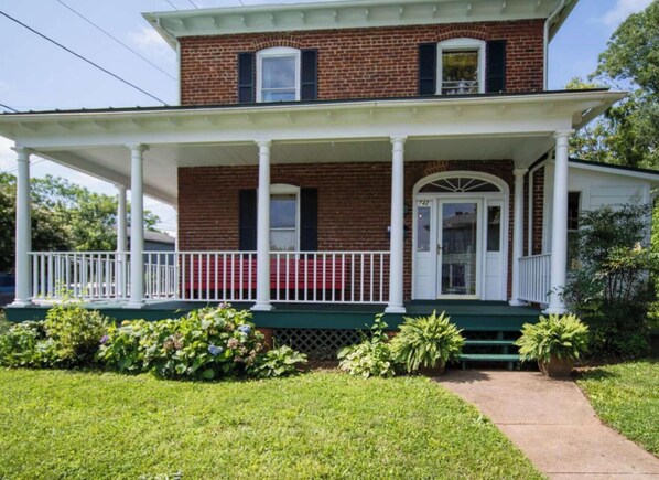 Exterior - Historic 3BR in Downtown Charlottesville - Perfect for traveling professionals! (Charlottesville)