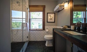 Shower, hair dryer, towels, soap - Historic 3BR in Downtown Charlottesville - Perfect for traveling professionals! (Charlottesville)