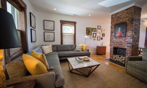 TV - Historic 3BR in Downtown Charlottesville - Perfect for traveling professionals! (Charlottesville)