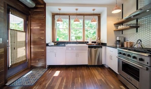 Microwave, stovetop, dishwasher - Historic 3BR in Downtown Charlottesville - Perfect for traveling professionals! (Charlottesville)