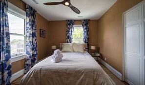 3 bedrooms, iron/ironing board, internet, bed sheets - Historic 3BR in Downtown Charlottesville - Perfect for traveling professionals! (Charlottesville)