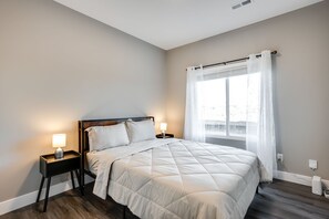 3 bedrooms, iron/ironing board, free WiFi, bed sheets - Close Drive to Wichita Hoops. Garage Parking + W&D (Bel Aire)