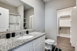 Ducha, toallas, papel higiénico