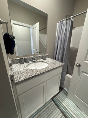 Douche, serviettes fournies, papier toilette