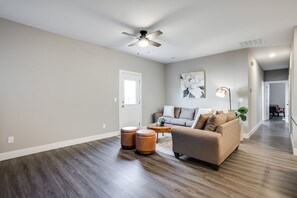 Smart TV - Close Drive to Wichita Hoops. Garage Parking + W&D (Bel Aire)