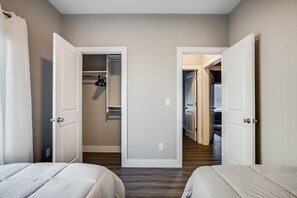 3 bedrooms, iron/ironing board, free WiFi, bed sheets - Close Drive to Wichita Hoops. Garage Parking + W&D (Bel Aire)