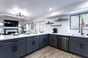 Coffee/tea maker, fridge, microwave, oven - LUX 5BD Spacious Home, Billiard, Pool, Arcades! (North Las Vegas)
