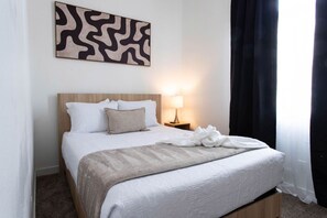 Tabla de planchar con plancha, cuna de viaje, wifi y ropa de cama 