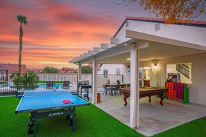 Outdoor dining - LUX 5BD Spacious Home, Billiard, Pool, Arcades! (North Las Vegas)
