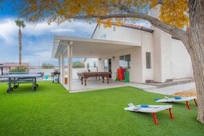 Outdoor dining - LUX 5BD Spacious Home, Billiard, Pool, Arcades! (North Las Vegas)