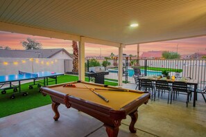 Outdoor dining - LUX 5BD Spacious Home, Billiard, Pool, Arcades! (North Las Vegas)