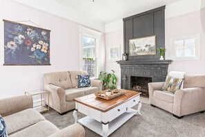 TV - Charming Victorian Retreat Near College & Hospital (Lewiston)