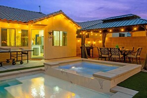 Outdoor dining - Vegas Vacation 5BD-Pool, Spa, Games, and More! (North Las Vegas)