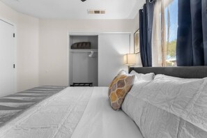 5 makuuhuonetta, työpöytä, silitysrauta/-lauta, vauvan matkasänky