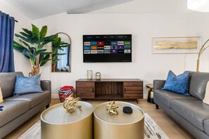 Living area - Vegas Vacation 5BD-Pool, Spa, Games, and More! (North Las Vegas)