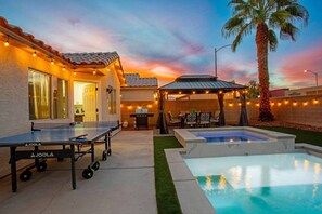 Outdoor dining - Vegas Vacation 5BD-Pool, Spa, Games, and More! (North Las Vegas)