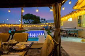 Outdoor dining - Vegas Vacation 5BD-Pool, Spa, Games, and More! (North Las Vegas)