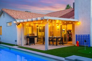 Outdoor dining - Vegas Stays 5BD w/Games and Pool (North Las Vegas)