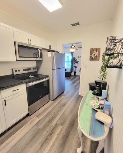 Low Tide: Downtown 2BR, Pets + Wi-Fi