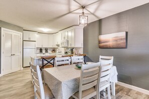 Dining - Steps to Sand! Retreat w/ 2 Pools in Hilton Head (Hilton Head Island)