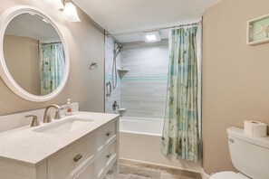 Hair dryer, towels - Steps to Sand! Retreat w/ 2 Pools in Hilton Head (Hilton Head Island)
