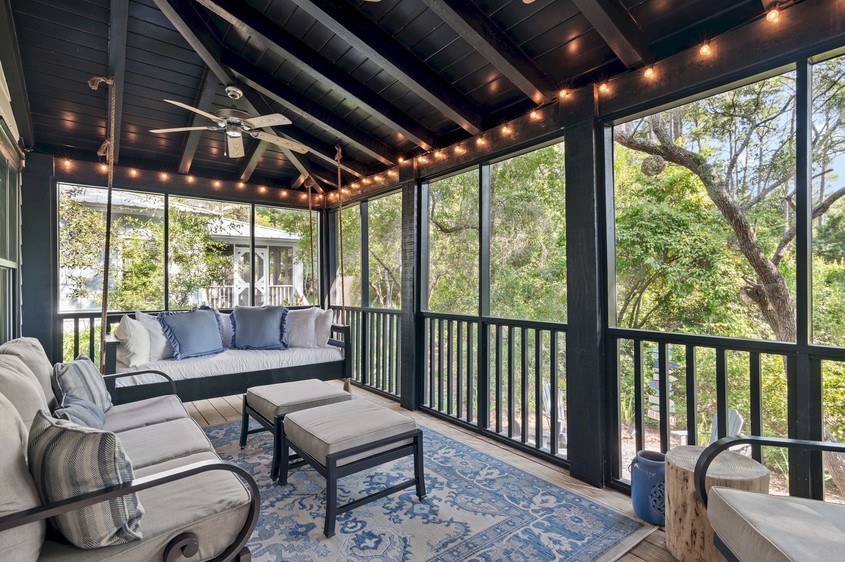 Smart-tv, bøger, stereoanlæg, computerskærme