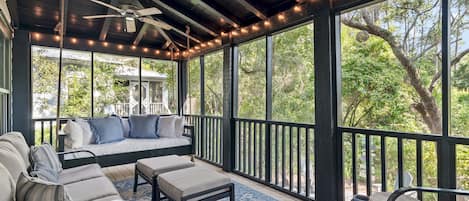 Smart TV, books, stereo, offices