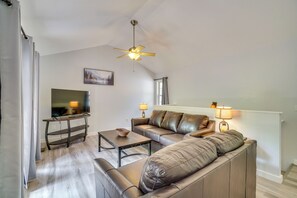 TV - NEW! Gatlinburg Townhome + Bonus Room & Hot Tub (Gatlinburg)