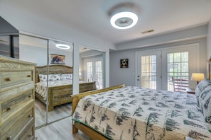 3 bedrooms, iron/ironing board, Internet, bed sheets - NEW! Gatlinburg Townhome + Bonus Room & Hot Tub (Gatlinburg)