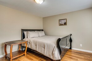 3 bedrooms, iron/ironing board, Internet, bed sheets - Lakefront Home w/ Yard & Deck in North Little Rock (North Little Rock)