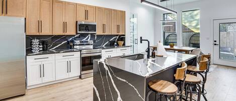 Fridge, microwave, stovetop, dishwasher