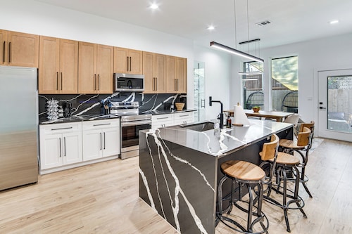Yard, Patio! Luxe Home Near Top Dallas Attractions
