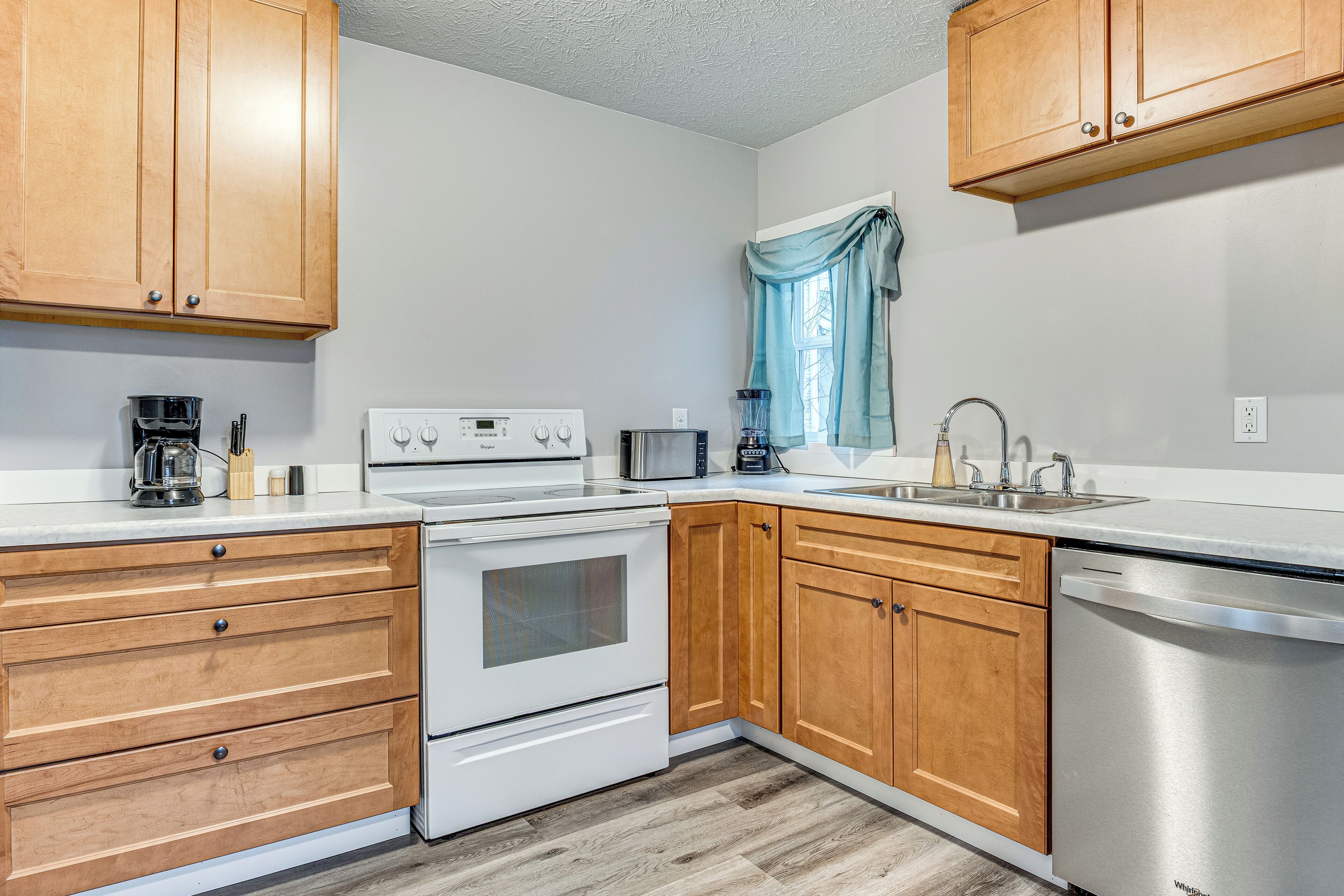 Fridge, microwave, stovetop, dishwasher