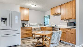 Fridge, microwave, stovetop, dishwasher