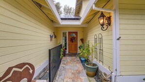 Exterior detail - Hot Tub & Huge Patio: Home 5 Mi to Old Town Auburn (Auburn)