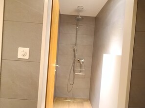 SĂšche-cheveux, serviettes fournies, savon, papier toilette