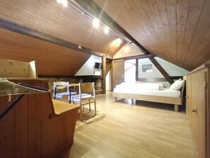 Tabla de planchar con plancha, internet y ropa de cama 