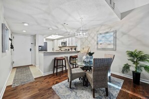 Dining - Marina View Retreat at Shelter Cove Walk to Dining & Shops (Hilton Head Island)