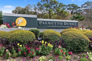 A sign for Palmetto Dunes Oceanfront Resort with a logo, name, and resort type. - Marina View Retreat at Shelter Cove Walk to Dining (Hilton Head Island)