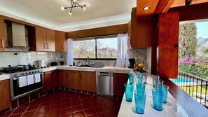 Microwave, oven, stovetop, dishwasher - Casa en Club de Golf Hacienda San Gaspar, Jiutepec, Cuernavaca, Mexico (Fraccionamiento Club de Golf Hacienda San Gaspar)
